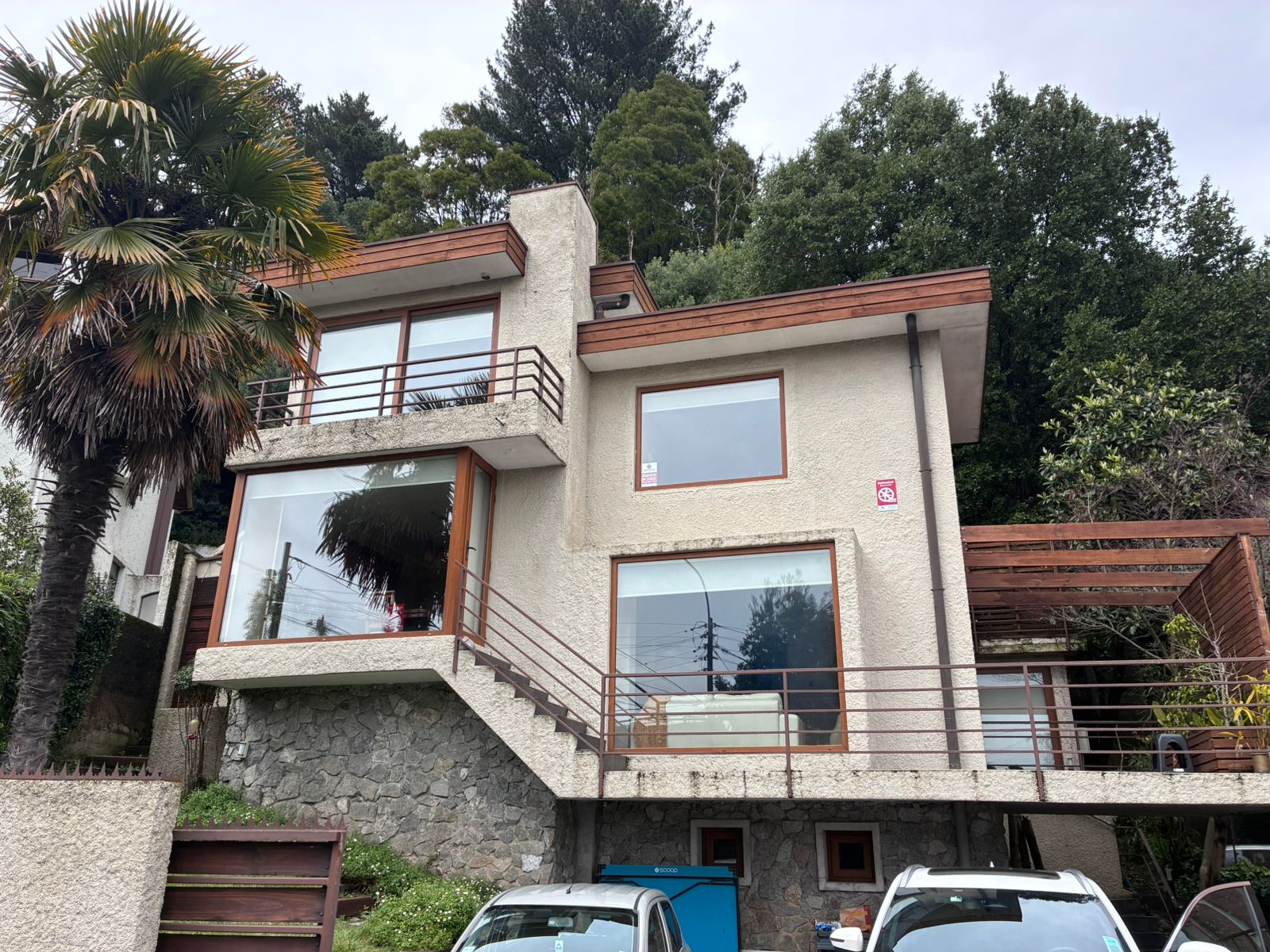 Fachada de la casa en Lonco Oriente, Chiguayante, con ventanales y terraza