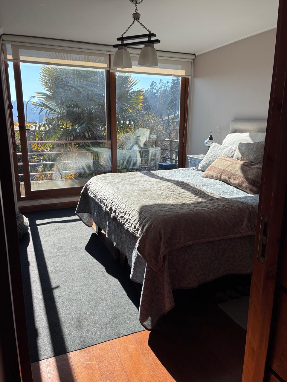 Dormitorio principal con ventanal y salida a terraza